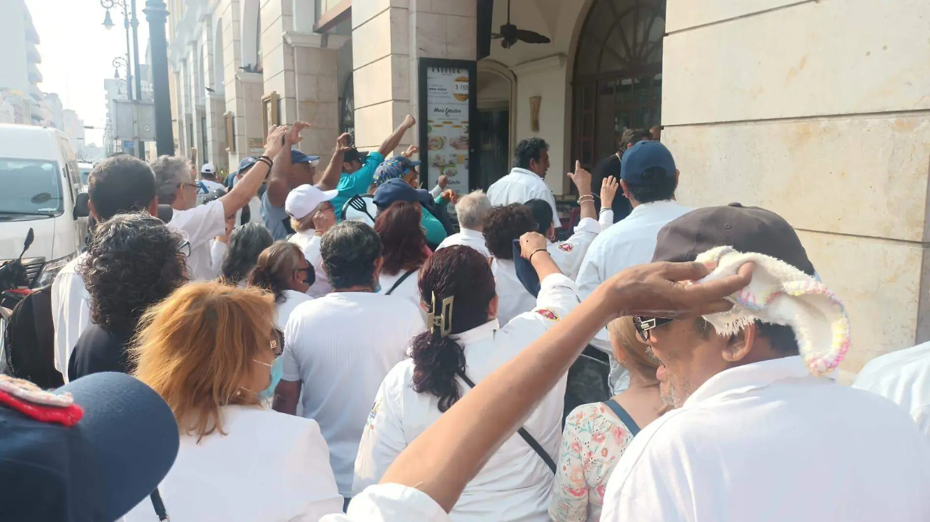 Protestan extrabajadores portuarios contra Dante Delgado Morales durante conferencia